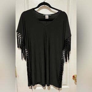 Addressing Woman fringe shirt size large.